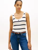 Musculosa de punto blanco de corte slim, con rayas horizontales azul marino y logo bordado en el pecho.