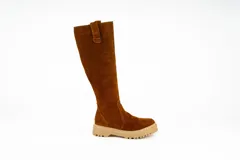 Bota de caña alta confeccionada en cuero nobuck color marrón, con suela track de goma en tono beige y detalle de solapa en la parte superior de la caña.