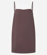 Vestido corto de Blue Steel confeccionado en viscosa, con diseño suelto, escote cuadrado y breteles finos que se ajustan con lazo en la espalda.