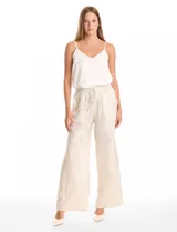 Pantalon de corte wide leg en tejido laminado metalizado color beige. Presenta pretina ancha elastizada con lazo de ajuste y bolsillos laterales.