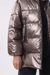 Campera puffer color bronce, con cuello alto, cierre frontal y bolsillos laterales con cierre.