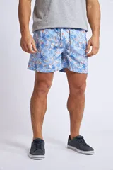 Short de baño con estampado tropical de piñas y hojas en tonos azules sobre fondo rosado. Cuenta con cintura elástica con cordón ajustable, bolsillos laterales, un bolsillo trasero y suspensor interno.