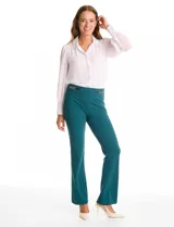 Pantalón de vestir Hope & Harlow confeccionado en crepe, de tiro alto y corte recto. Presenta una pretina con apliques laterales de ecocuero y cadena dorada decorativa.