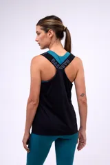 Musculosa deportiva negra con tirantes anchos con logo de la marca en color gris.