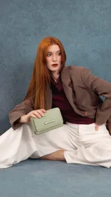 Billetera mediana de símil cuero color azul, con cierre a presión y compartimento posterior con cierre. Incluye múltiples tarjeteros, visores y divisiones internas para billetes.