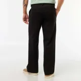Pantalón tipo chino de corte ancho y tiro medio, confeccionado en tela de algodón con acabado liso y cierre frontal con botón y cremallera.
