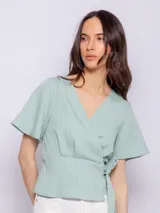 Blusa verde agua con textura acanalada, escote en V, mangas cortas amplias y lazo para atar en la cintura.