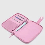 Cartera tipo porta pasaporte de diseño minimalista y compacto, color negro, con cierre perimetral y correa ajustable con logo de la marca estampado.