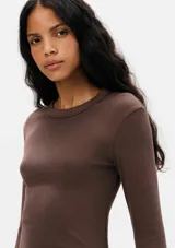 Remera marrón de corte ajustado, cuello redondo y mangas largas.