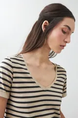 Remera de manga corta color tostado con rayas horizontales negras y escote en V.