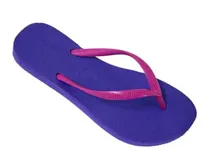 Chinelas Havaianas modelo Color Mix, con base color violeta y tiras finas en color fucsia.