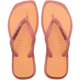 Ojotas Havaianas Top Square Fusion, color naranja con tiras rosadas y logo de la marca en dorado. La suela tiene un diseño texturizado y la punta es cuadrada.