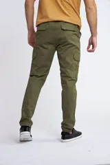 Pantalón cargo de corte slim, color verde militar, con cierre y botón frontal, bolsillos laterales tipo cargo y sin puños en los tobillos.