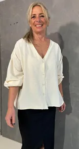Sobrecamisa de viscosa con detalle de lurex en color marfil, con escote en V, cierre frontal abotonado y mangas abullonadas.