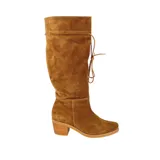 Bota de caña alta confeccionada en gamuza color suela, con diseño de caña caída y ajuste mediante cordones laterales. Cuenta con taco foliado de 4,5 cm y suela de goma antideslizante.