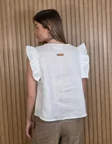 Musculosa color beige con cuello en V, alforzas frontales y mangas sin mangas con volados.