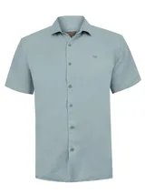 Camisa de manga corta color verde claro, con cuello camisero, cierre frontal con botones y bordado sutil en el pecho del logo de la marca RKF.
