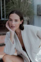 Chaqueta acolchada de algodón en color crudo, con diseño de matelassé, corte holgado, mangas largas y bolsillos frontales tipo parche.