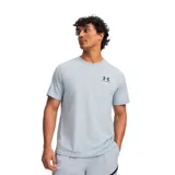 Remera deportiva Under Armour para hombre, de color celeste, con cuello redondo y mangas cortas. Presenta el logo de la marca estampado en negro en el lado izquierdo del pecho.