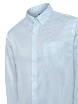 Camisa de manga larga RKF con estampado de rayas verticales finas en color azul sobre fondo blanco. Presenta cuello americano abotonado, bolsillo frontal en el pecho con logo bordado y puños ajustables con botones.