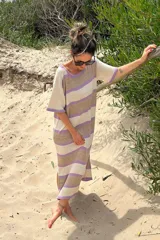 Vestido de tejido artesanal con diseño de rayas horizontales en tonos beige y azul marino, de corte holgado y manga corta.