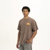 Remera color marrón con logo estampado en el pecho.