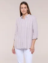 Camisa de lino de la marca Dash, color beige con rayas verticales blancas. Cuenta con cuello camisero, cierre frontal con botones, un bolsillo aplicado en el pecho y mangas largas con sistema de ajuste para arremangar.