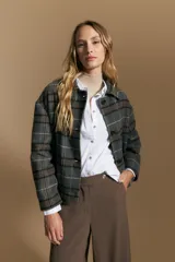 Tapado corto de lana con diseño a cuadros en tonos azul y negro, cuello camisero y cierre frontal con botones.