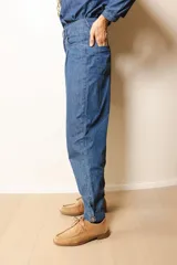 Pantalón de jean azul confeccionado en denim liviano y suave, de silueta relajada y tiro medio.