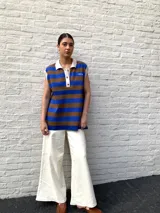 Chaleco sin mangas con cuello polo, tejido a rayas horizontales color azul y marrón.