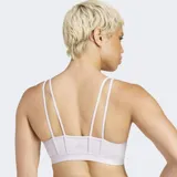 Top deportivo Adidas de soporte medio, color lila pálido, con escote redondo y tirantes delgados que se cruzan en la espalda. Presenta almohadillas removibles.