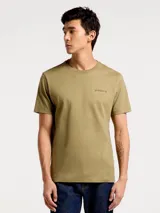 Camiseta blanca de algodón con cuello redondo y mangas cortas. Estampa rectangular con borde negro que contiene la frase "NATURAL ATMOSPHERE" en letras mayúsculas y una imagen de montañas y mar.