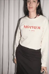 Remera de algodón color crudo con mangas largas y estampa roja con la leyenda "MOTHER is mothering".