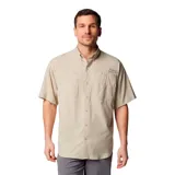 Camisa de manga corta Columbia modelo Tamiami II, color beige. Confeccionada en tejido ripstop ultraligero, cuenta con dos bolsillos frontales, cierre de botones y aberturas de ventilación con malla en la espalda.