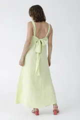 Vestido largo de lino color celeste con breteles finos y escote en V.