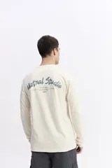 Remera de manga larga color bordó con escote redondo y estampado en la espalda que dice "Mistral Studio limited edition" en blanco.