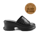 Sandalia de cuero color negro con textura tipo cocodrilo, plataforma y taco ancho.