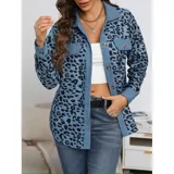 Sobre camisa de pana con estampado animal print, cuello camisero, mangas largas y cierre frontal con botones.