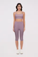 Calza tipo pescadora de tiro medio, confeccionada en tejido sintético con ajuste al cuerpo.