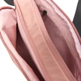 Bandolera rosa de tela con correa ajustable al hombro, dos compartimentos con cierre, forro interior textil y bolsillo interno con cierre.