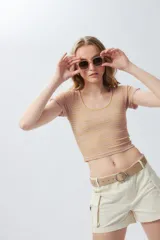 Crop top de manga corta a rayas horizontales en tonos celeste y blanco.