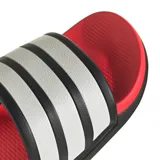 Ojotas adidas Adilette Comfort 2.0, de base roja y faja ancha negra con tres rayas blancas características de la marca.