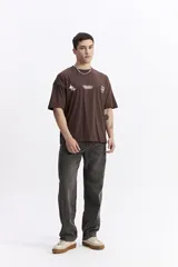 Remera de manga corta color marrón, con escote redondo y estampado en la espalda que dice "It's all in your head" y "Your anxiety is lying to you".