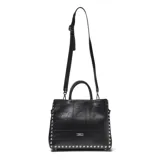 Cartera estructurada de cuero vacuno en color negro, de formato mediano con detalle de tachas metálicas en todo el contorno. Cuenta con asas cortas fijas para llevar en mano y una correa larga regulable y desmontable. Presenta cierre superior con cremallera metálica, costuras decorativas en los paneles frontales, herrajes plateados y bolsillo interior con cierre.