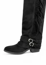 Bota alta de gamuza negra con caña alta, flecos laterales, tiras con hebillas metálicas en el tobillo y taco cuadrado.