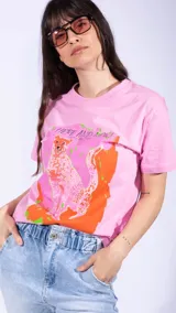 Remera rosa de algodón con estampado de un guepardo y texto.
