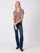 Cardigan tejido en hilado fino color marrón, con escote en V, mangas cortas y abertura central con botones metálicos dorados.