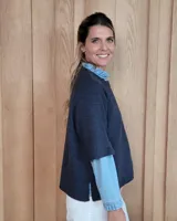 Sweater celeste de lana lambswool con cuello redondo y mangas 3/4.