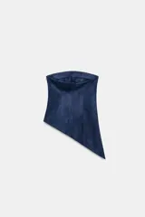 Top strapless de tejido con efecto ante en color azul marino, con diseño de escote recto y bajo asimétrico con terminación en punta. Cuenta con cierre lateral oculto.