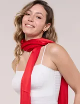 Pashmina rectangular de gasa roja con excelente caída fluida.